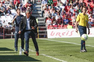 Pipo Goro, en la banda esperando un balón.