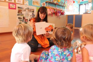 Una profesora de una escuela de El Saliente, junto con varios niños.