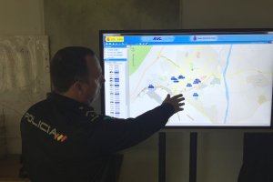 El jefe de la sala muestra los vehículos  en el mapa .