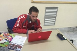 Agustín Collado tomando apuntes de los rivales.