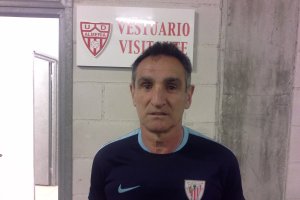 Garai, en la puerta del vestuario en el Mediterráneo.