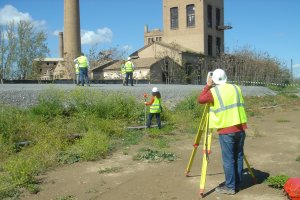 Técnicos de ADIF en la zona donde podría ir el cambiador.