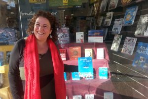Mar Verdejo muestra ‘Fondo de mar’ frente al escaparate de la librería Espacio Lector Nobel, en Vera.