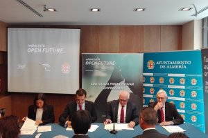 Firma del convenio ayer entre María Jesús Almazor, Ramón Fernández-Pacheco, José Sánchez Maldonado y Luis Solana.