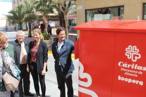 El alcalde visitó la instalación de los contenedores.