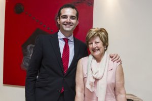Fernández-Pacheco junto a la funcionaria Carmen Felices