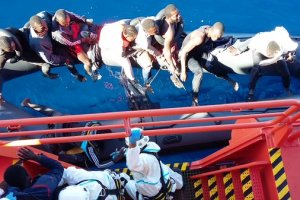 Rescate de una patera naufragada en Alborán