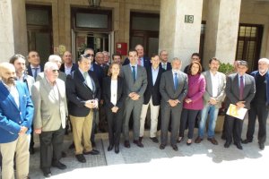 Foto de familia antes de la reunión de ayer con Ana Pastor.