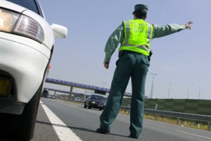 Un agente de la Guardia Civil en un control de velocidad.