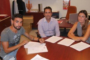 Chuli firmando un largo contrato con el Almería ante la mirada de Benito y Lorena.