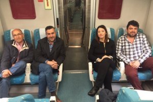 Parte de la delegación socialista, ayer en el Talgo.