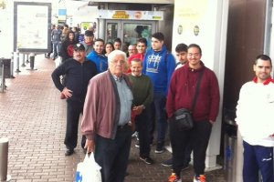 Colas en Carrefour para comprar entradas.