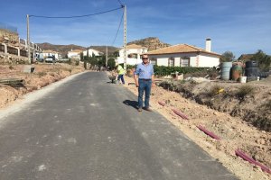 El alcalde en las obras que se están realizando en Limaria.