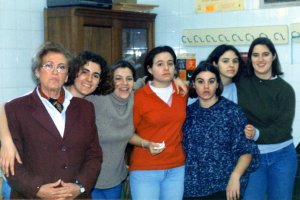 La celadora del instituto con un grupo de alumnas en los años noventa.