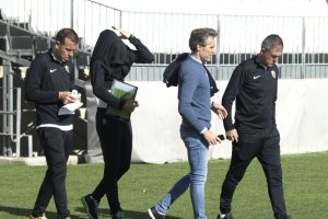 Corona hablando con Lucas y su cuerpo técnico.