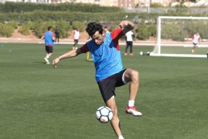 Tino Costa lanzando a portería.