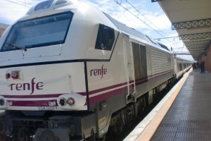 Tren Talgo a Madrid en la estación de Almería.