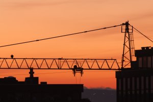 Las grúas vuelven a ser parte del paisaje urbano.