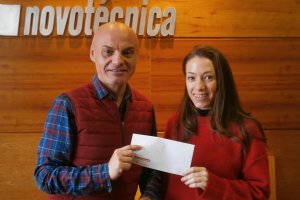 Paco Valdivia y la futura novia con su premio.