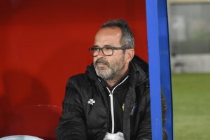 Álvaro Cervera en el banquillo del Mediterráneo.