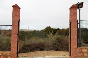 Imagen de una de las entradas donde no hay puertas.
