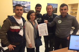 Representantes sindicales con el escrito de protesta que han remitido a la Subdelegación.