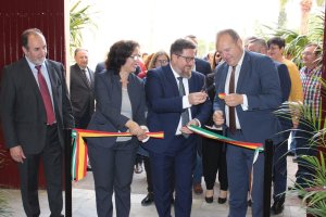 Rodrigo Sánchez y el alcalde inauguran la feria.