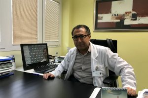 Aref Laarej durante la entrevista realizada en su despacho del Centro de Transfusiones de Torrecárdenas.