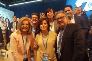 Fátima Báñez, Soraya Sáenz de Santamaría y Juan Ignacio Zoido. Tras ellos, Juan José Matarí, Alicia Sánchez Camacho y Teodoro García.