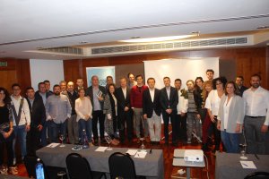 Juan Manuel Martín, director ejecutivo de TBDO Group; y Ricardo Céspedes, director comercial de La Voz; junto a los asistentes al ciclo formativo.