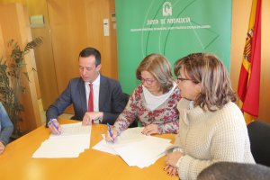 José María Martín, delegado de Igualdad; y la presidenta de la Asociación Asperger, Amparo García, con Laura Negrillo, coordinadora de Voluntariado.