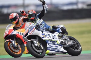 Tito y Márquez saludando a los aficionados argentinos