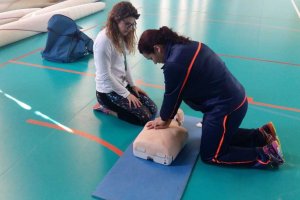 Practicando la reanimación.