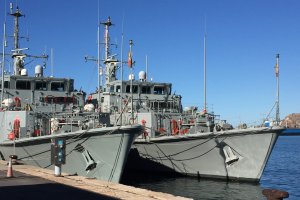 Los dos buques cazaminas Duero y Turia, atracados en el Puerto de Almería.
