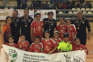 Los jugadores posan con la pancarta de la FAF.