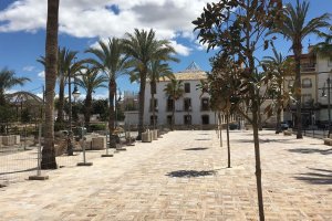 Entorno de la Plaza Mayor de Albox , en obras, con el edificio del convento al fondo.