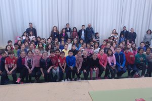 Foto de familia en el Colegio Mar Mediterráneo.