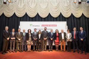 El consejero con los organizadores y asistentes al Desayuno con La Voz
