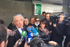 Francisco Torres atiende a los medios a las puertas de la Ciudad de la Justicia