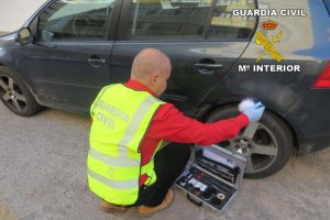 Agente inspecciona uno de los vehículos en Garrucha.