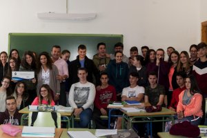 El alcalde, Salvador Hernández, junto a los alumnos del Juan Goytisolo.