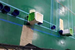Cubos y papeleras para hacer frente a las goteras en la pista de la Aldeílla.