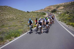 Los corredores por el municipio de Níjar la pasada edición.