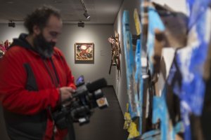 Un cámara en la apertura de la muestra.