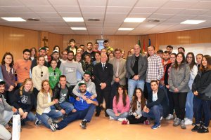 Alumnos y profesores de la Universidad de Valencia en el Ayuntamiento de Roquetas.