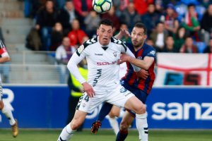 Una jugada del partido en Huesca.