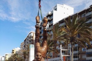 La escultura, durante su instalación esta mañana en el paseo marítimo.