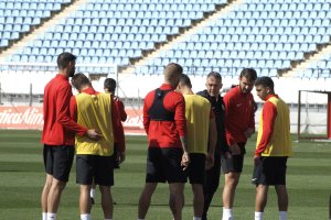 Lucas Alcaraz hablando con los futbolistas.