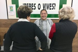 María y Antonia, protagonistas de este reportaje, charlan con Lola Sánchez, psicóloga de la asociación ARA.