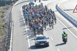 El pelotón por la Autovía del Almanzora.